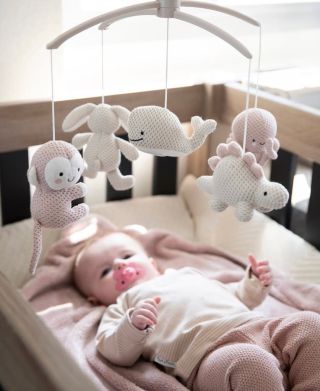 Rozkošný kolotoč nad postieľku Animals v jemnej ružovej farbe s plyšovými zvieratkami prináša do detskej izby hravosť a...
