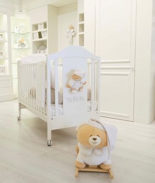 Nanán detská postieľka so sťahovacím bokom, kolieskami, nastaviteľným roštom a ďalšími výhodami, ktoré ocenia všetci...